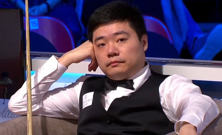 脾气怪僻的前片子放映员郝飞羽（贾宏声）用千里镜锁定一位女性后，会把她哄骗到放映间，但他其实不强奸或掳掠，只拿出私养的银环蛇。多名女性死于银环蛇之口，公安局成立以窥伺员文精华（张京生）、老周（韩廷琦）为首的“银蛇谋杀案”侦破小组。某日郝飞羽又用千里镜寻觅猎物时，无意间发现拍照师孔翔雄（朱晓叫）正在偷拍银行，随后他暗暗潜进孔的拍照馆偷得几张照片，黑暗策画起，几往后银行公然被盗，而他也从照片中发现，与银行司理石衡山（臧金生）打得火热的乔美奂（高宝宝），实际上是该起偷盗主谋钟年夜忠（王建成）的女友，决议欺诈。郝飞羽暗暗将一盘灌音带转给乔美奂，威胁其将一笔巨款送到体育馆，轰动钟年夜忠。钟年夜忠觉得欺诈者是石衡山，便派打手追杀。躲在暗处与之周旋的郝飞羽乘隙带走乔美奂，不久公安职员发现乔的尸身。“偷盗案”与“银蛇案”搅在一路。